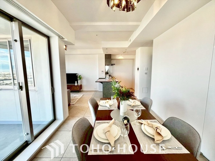 内装 ここはみんなが集い、食事と楽しい会話が始まる場所。話に夢中になりすぎて、ついつい時を忘れ、夜半過ぎになってしまう。そんな束の間の幸せを感じさせてくれます。