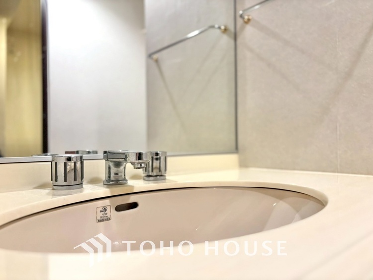 洗面 気持ちの良い朝をつくりだし、夕方には笑顔を取り戻させてくれるミラー。パウダールームはいつでも本来の自分を取り戻せる空間。明るく仕上げてあります。