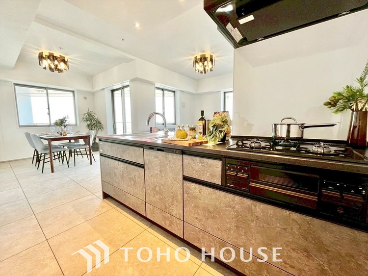 キッチン 手元の収納から、足元の収納までが全てスライド式で、奥のスペースまで有効に活用できます。奥まで上から見渡せるので、たまにしか使わない調理器具もサッと取出せます。