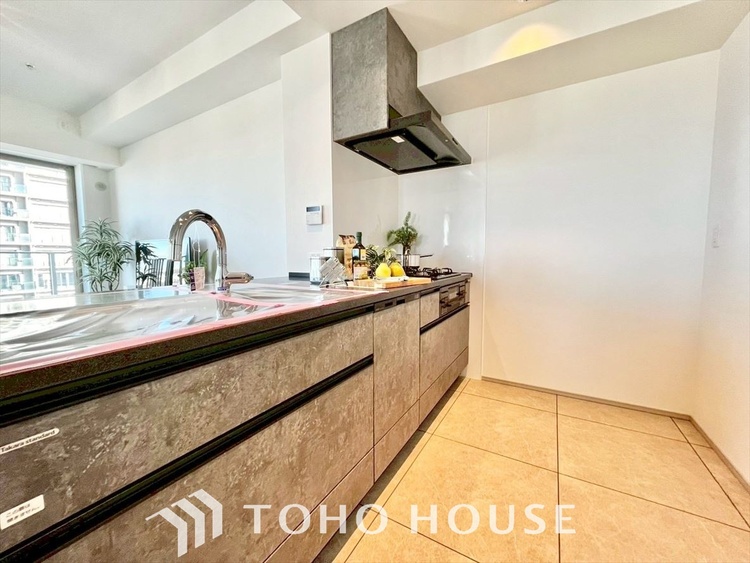 キッチン ◆愛育◆キッチンは家族の絆を育む大切な空間。シンプルで使い易いSystemKitchenで愉しく作る料理は愛情のある美味しいご馳走に。家族で使える広々としたダイニングキッチンです。