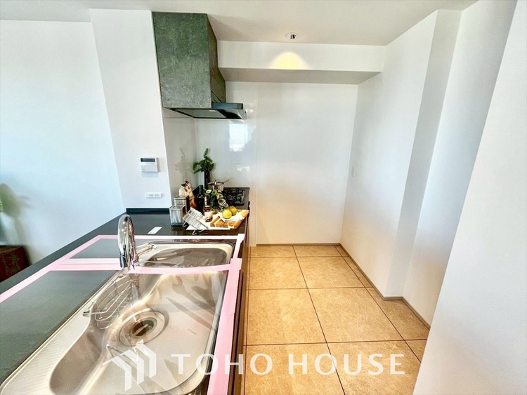 キッチン キッチンは家族の絆を育む大切な空間。シンプルで使い易いシステムキッチンで愉しく作る料理は愛情のある美味しいご馳走に。家族で使えるダイニングキッチンです。