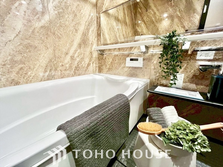 風呂 【浴室】《一日の疲れを落としてくれる場所は、落ち着く場所でなければならない》　高級感溢れるカラーと大きさ・柔らかな曲線で構成された半身浴も楽しめるバスタブが心地よさをもたらします。