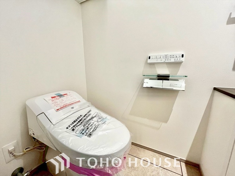 トイレ 清潔感あるホワイト調のクロスと温もり溢れるモダンカラーの床材が見事に調和した本邸宅は、毎日の生活を少しでも快適に過ごして頂ける様に落ち着いた雰囲気作りから行っています。