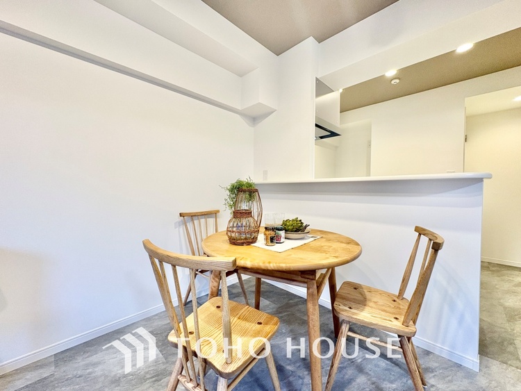 内装 大きなリビングは、高級感漂う設えとゆとりある広さで安心をもたらす特別な場所。暮らしの中心にふさわしい空間です。