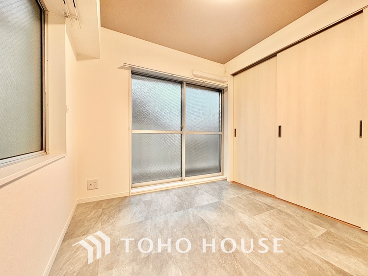 内装 堂々とした広さを誇るリビングは、優雅な開放感と安心感を兼ね備えた上質な空間。ご家族の時間を一層贅沢に演出します。