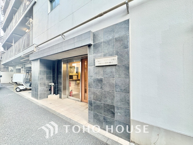 外観 堂々とした広さを誇るリビングは、優雅な開放感と安心感を兼ね備えた上質な空間。ご家族の時間を一層贅沢に演出します。