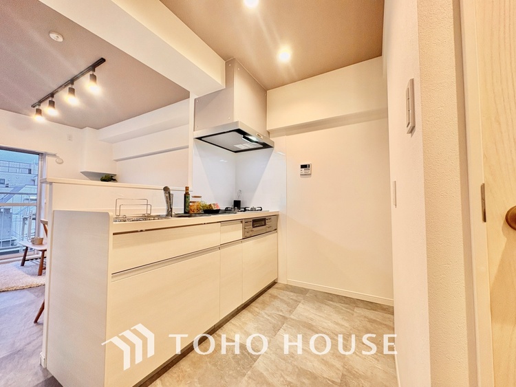 キッチン 上質な素材に囲まれたキッチンは、穏やかな時間が流れる特別な空間。洗練された料理が生まれる場所です。