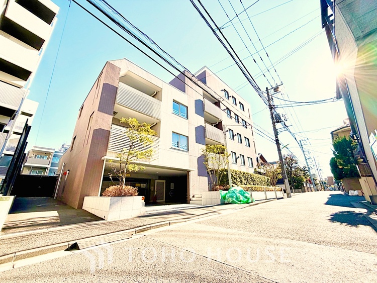 内装 太陽の光をスマートにリビングへ。優しくいざなわれた採光が朝は目を覚ませ、昼はくつろぎ、そして夕刻には温もりを与える。他にはないおしゃれなデザインで。