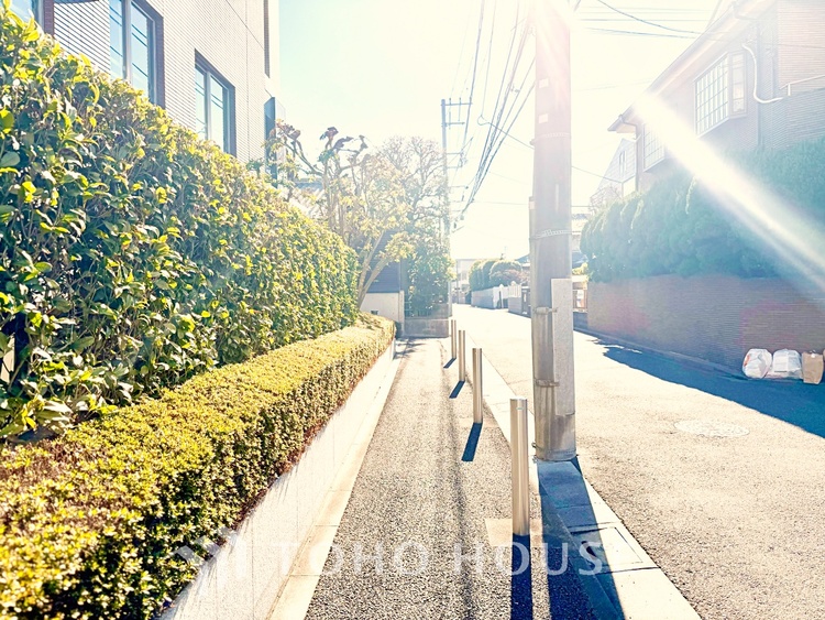 内装 家族や友人との団らんに最適なリビング。落ち着いた雰囲気でくつろぎの時間を過ごせます。