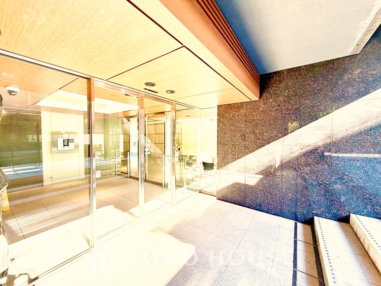 玄関 家族の靴や小物を整理しやすい収納付きで、玄関がいつも整った印象に。