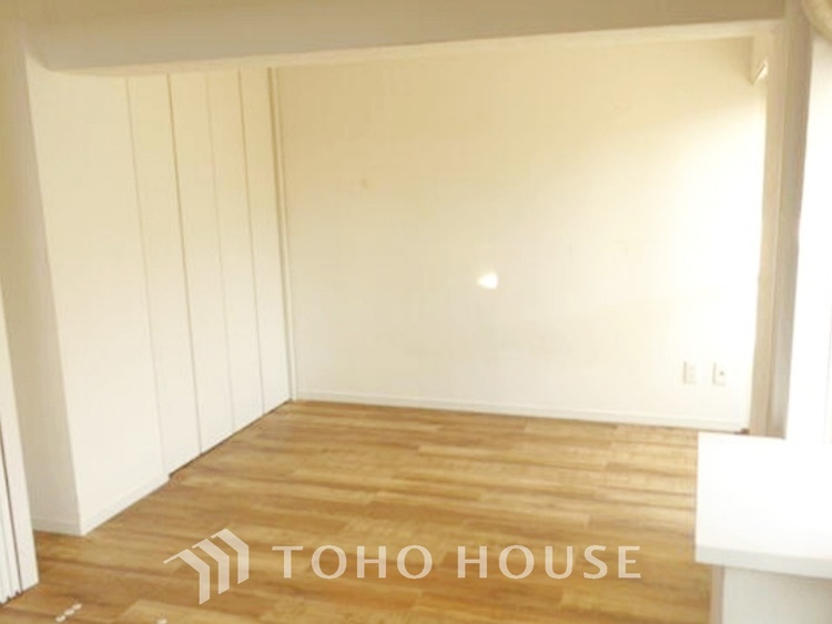 内装 触れることが出来そうな環境が、そのままインテリアに。その豊かで眩い眺望には、心地よい光と風が溢れ、ずっと眺めていたくなるような空間を演出してくれます。