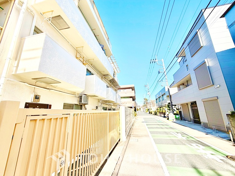 内装 大きな窓から差し込む陽光が心地よい、家族が自然と集まる開放的なリビング空間です。