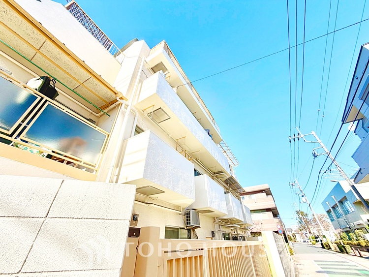 内装 家族や友人との団らんに最適なリビング。落ち着いた雰囲気でくつろぎの時間を過ごせます。