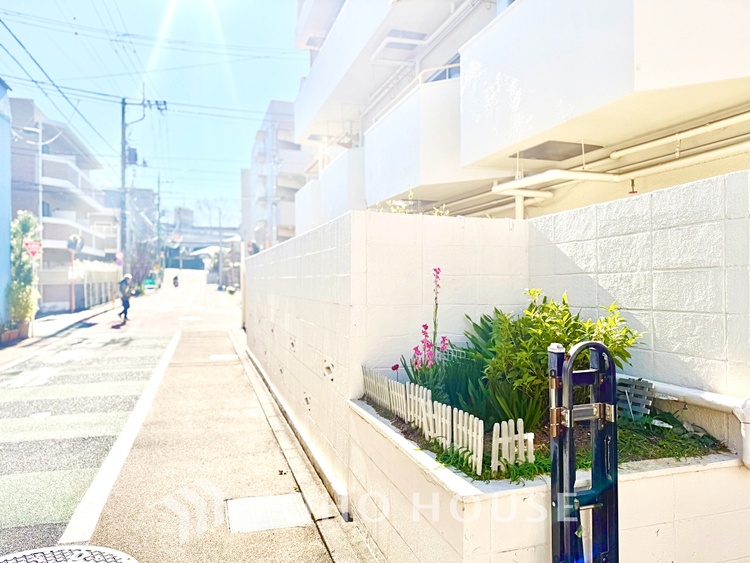 風呂 【Swaying surface】光に照らし出されたバスルーム。膨よかな湿度と静かに揺れる眼前の水面