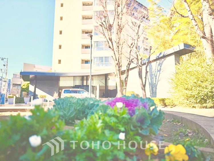 内装 大きな窓から差し込む陽光が心地よい、家族が自然と集まる開放的なリビング空間です。