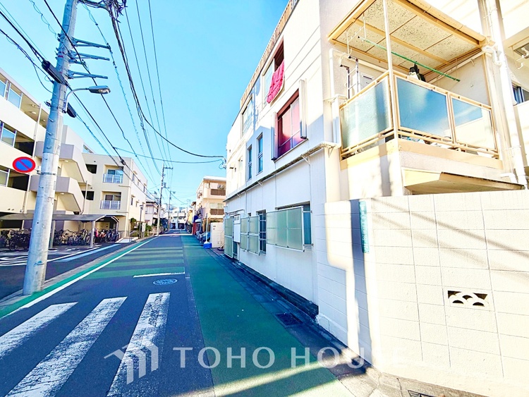 玄関 家族の靴や小物を整理しやすい収納付きで、玄関がいつも整った印象に。