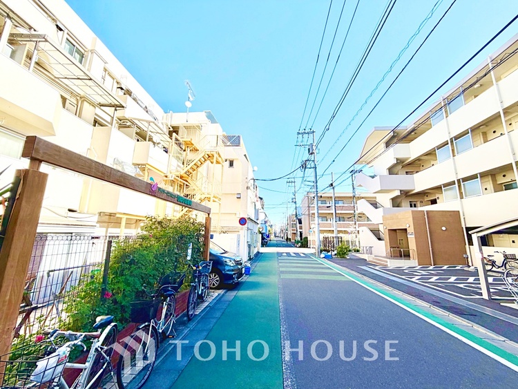 バルコニー ベランダから望む紺碧の空からそよ風、そして目に映るのはグリーン広がる風光明媚な世界。それは清々しい自然の薫りを肌で感じる幸せな空間。