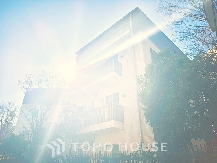 洗面 【Wash basin】十分な大きさの洗面台は収納もさる事ながら、身だしなみチェックや歯磨きなど、朝の慌ただしい時間でもホテルライクなスペースで余裕とゆとりを感じて頂けます。