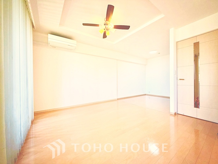 内装 触れることが出来そうな環境が、そのままインテリアに。その豊かで眩い眺望には、心地よい光と風が溢れ、ずっと眺めていたくなるような空間を演出してくれます。