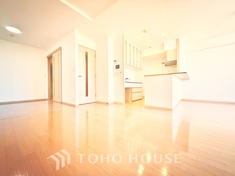 内装 太陽の光をスマートにリビングへ。優しくいざなわれた採光が朝は目を覚ませ、昼はくつろぎ、そして夕刻には温もりを与える。他にはないおしゃれなデザインで。