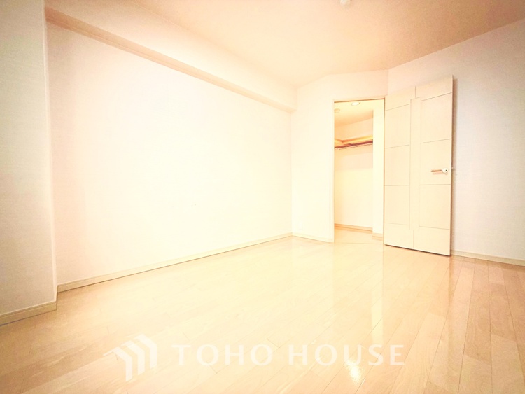 内装 プライベートな時間を大切にできる、落ち着いた洋室。収納も充実し快適な暮らしを実現します。