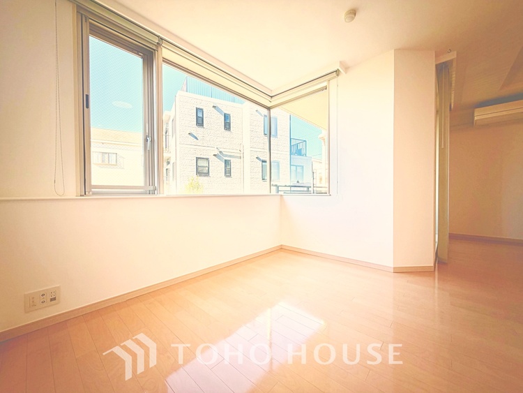 内装 シンプルで洗練されたデザインが魅力のリビング。インテリアを自由に楽しめる空間です。