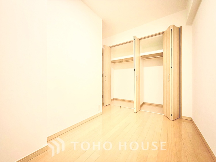 内装 静かな環境で集中できる洋室。仕事や趣味のスペースとしても活用できる便利な空間です。