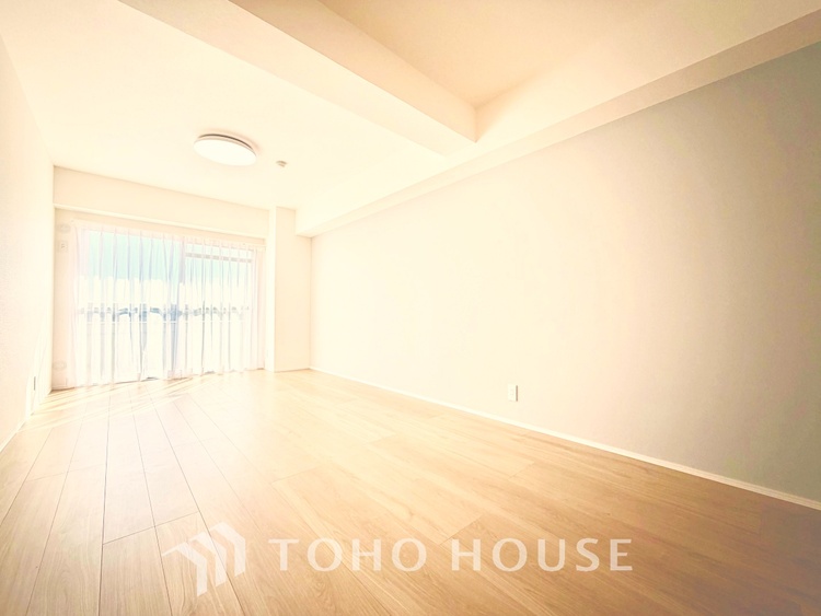 内装 太陽の光をスマートにリビングへ。優しくいざなわれた採光が朝は目を覚ませ、昼はくつろぎ、そして夕刻には温もりを与える。他にはないおしゃれなデザインで。