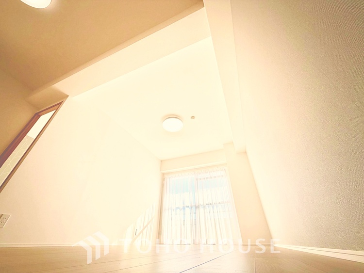 内装 大きな窓から差し込む陽光が心地よい、家族が自然と集まる開放的なリビング空間です。