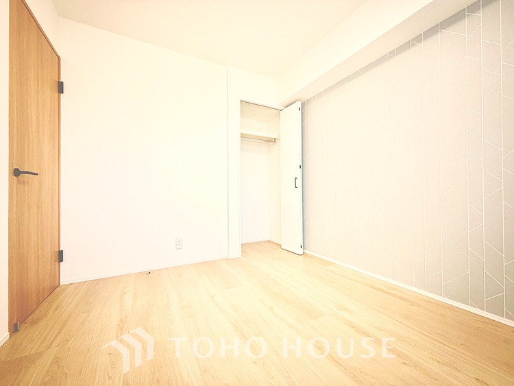 内装 静かな環境で集中できる洋室。仕事や趣味のスペースとしても活用できる便利な空間です。