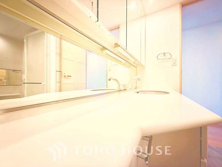 内装 ゆったりとした広さと明るさを兼ね備えた、くつろぎの時間を楽しめる快適なリビングです。