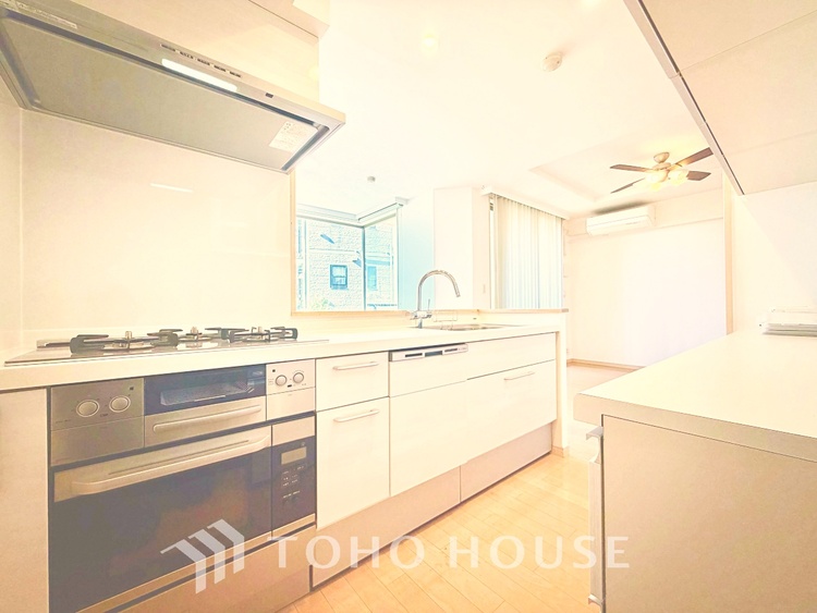 キッチン 毎日の料理が楽しくなる、使いやすいシステムキッチン。家事効率を高める設計です。