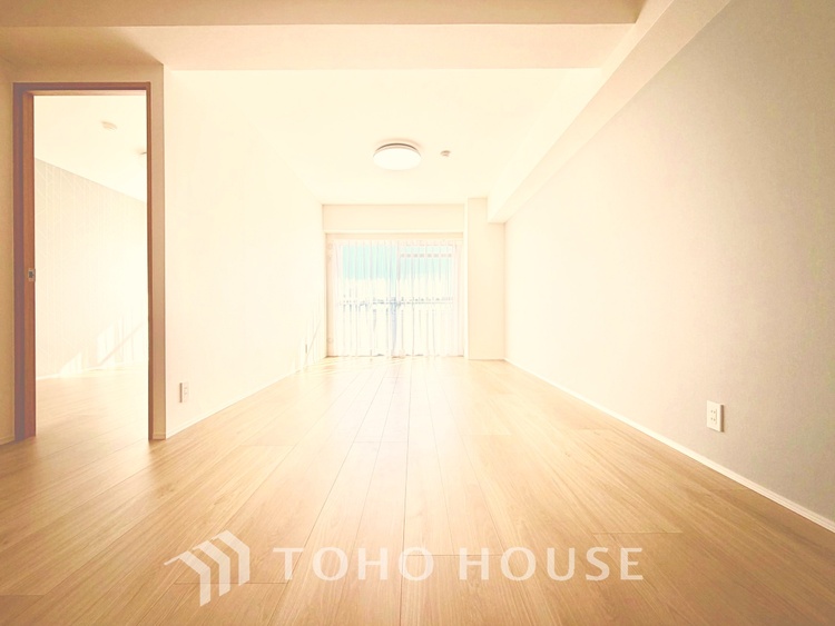 内装 ゆったりとした広さと明るさを兼ね備えた、くつろぎの時間を楽しめる快適なリビングです。