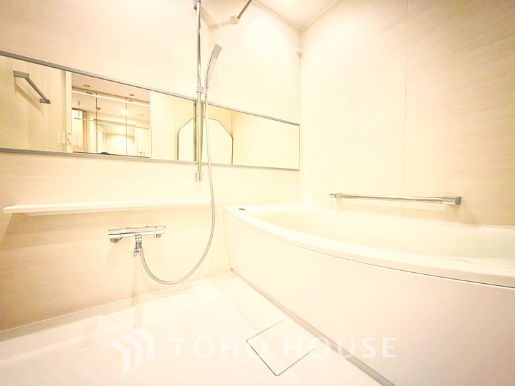 風呂 【Swaying surface】光に照らし出されたバスルーム。膨よかな湿度と静かに揺れる眼前の水面