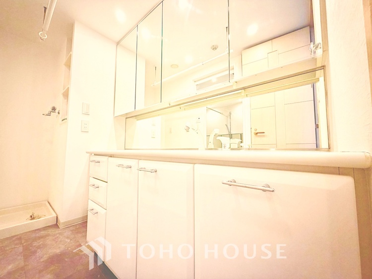 洗面 【Wash basin】十分な大きさの洗面台は収納もさる事ながら、身だしなみチェックや歯磨きなど、朝の慌ただしい時間でもホテルライクなスペースで余裕とゆとりを感じて頂けます。