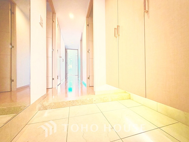 玄関 家族の靴や小物を整理しやすい収納付きで、玄関がいつも整った印象に。