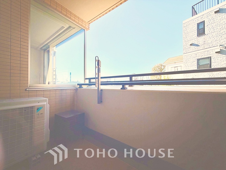 バルコニー 開放感あふれるバルコニーで、朝の光や夜風を感じながら心地よい時間を過ごせます。