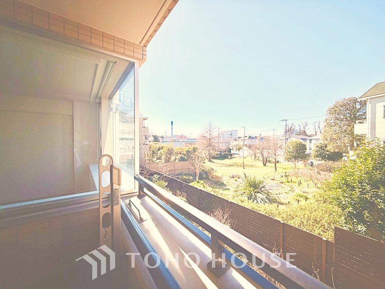 バルコニー ベランダから望む紺碧の空からそよ風、そして目に映るのはグリーン広がる風光明媚な世界。それは清々しい自然の薫りを肌で感じる幸せな空間。