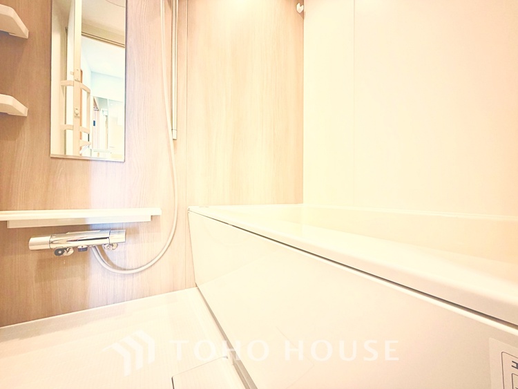 風呂 【Swaying surface】光に照らし出されたバスルーム。膨よかな湿度と静かに揺れる眼前の水面