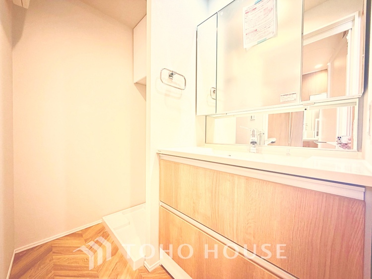 洗面 【Wash basin】十分な大きさの洗面台は収納もさる事ながら、身だしなみチェックや歯磨きなど、朝の慌ただしい時間でもホテルライクなスペースで余裕とゆとりを感じて頂けます。