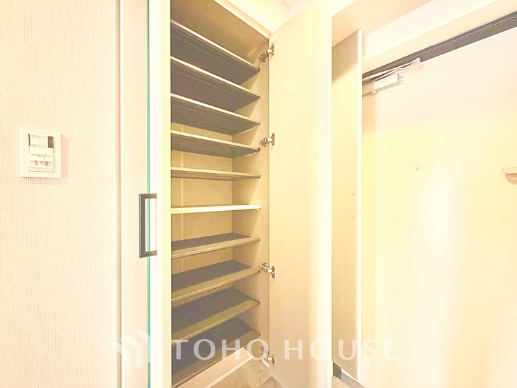 収納 収納力抜群のスペースで、家族の荷物をしっかり整理し、暮らしを快適に保てます。