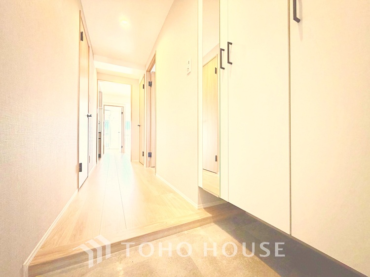 玄関 家族の靴や小物を整理しやすい収納付きで、玄関がいつも整った印象に。