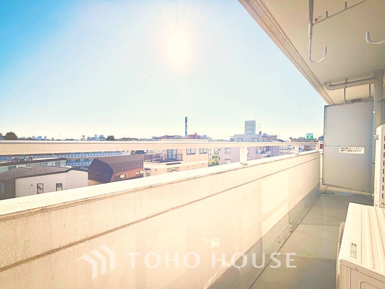 バルコニー 開放感あふれるバルコニーで、朝の光や夜風を感じながら心地よい時間を過ごせます。