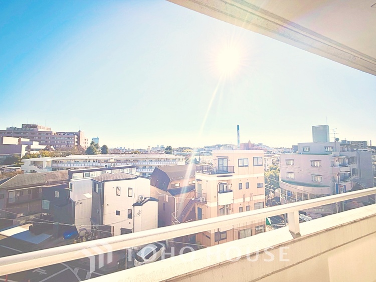 バルコニー ベランダから望む紺碧の空からそよ風、そして目に映るのはグリーン広がる風光明媚な世界。それは清々しい自然の薫りを肌で感じる幸せな空間。