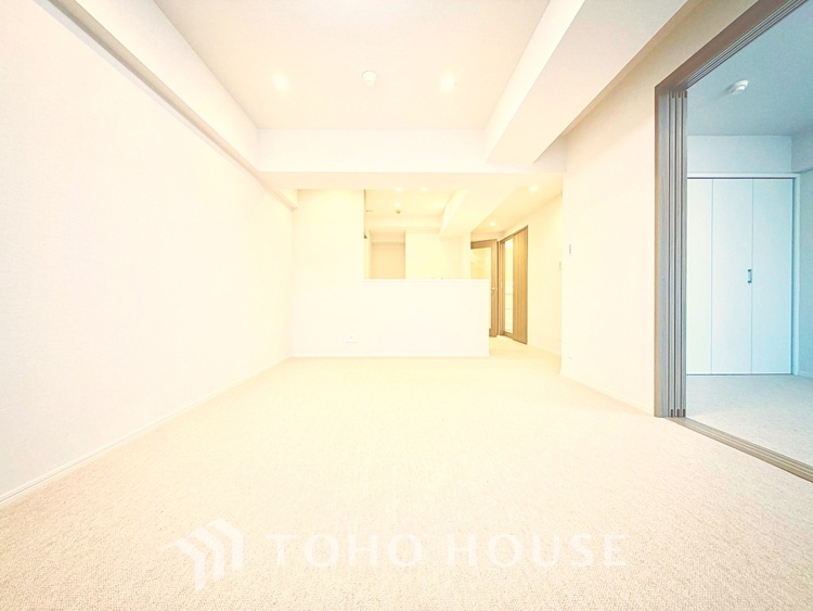 内装 太陽の光をスマートにリビングへ。優しくいざなわれた採光が朝は目を覚ませ、昼はくつろぎ、そして夕刻には温もりを与える。他にはないおしゃれなデザインで。