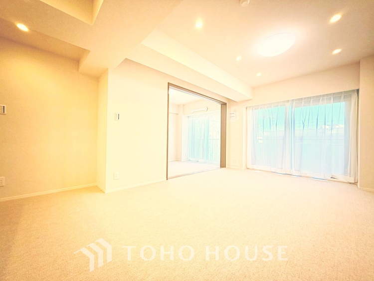 内装 大きな窓から差し込む陽光が心地よい、家族が自然と集まる開放的なリビング空間です。