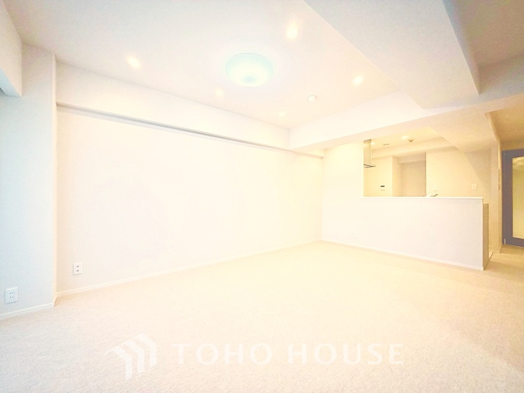 内装 シンプルで洗練されたデザインが魅力のリビング。インテリアを自由に楽しめる空間です。