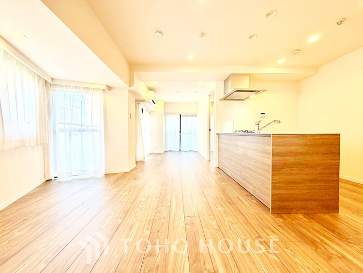 内装 太陽の光をスマートにリビングへ。優しくいざなわれた採光が朝は目を覚ませ、昼はくつろぎ、そして夕刻には温もりを与える。他にはないおしゃれなデザインで。