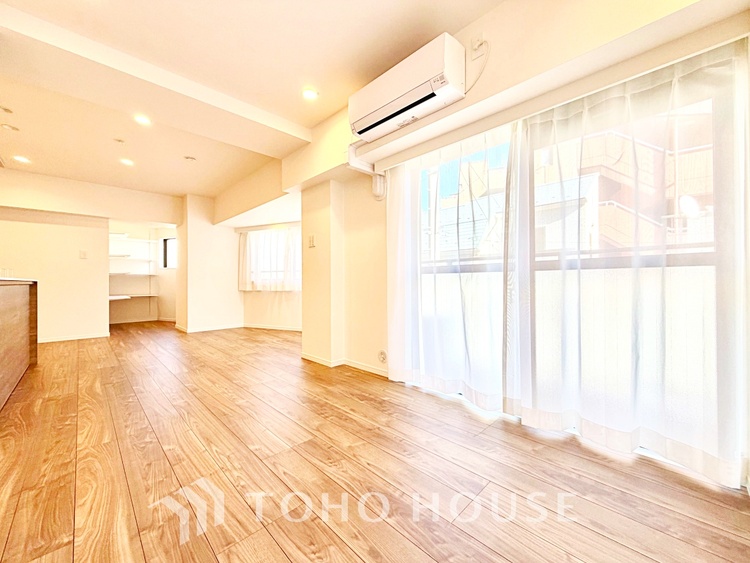 内装 大きな窓から差し込む陽光が心地よい、家族が自然と集まる開放的なリビング空間です。