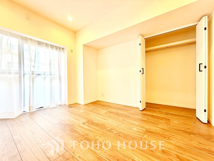 内装 プライベートな時間を大切にできる、落ち着いた洋室。収納も充実し快適な暮らしを実現します。